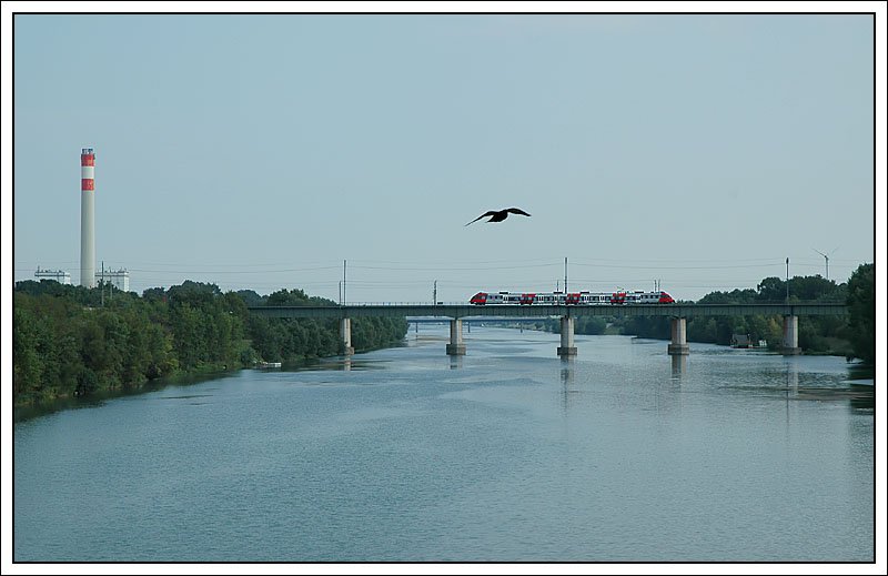 KEINE FOTOMONTAGE: S 80 von Wien Sdbahnhof-Ostseite nach Wien Hausfeldstrae bei der Querung der neuen Donau in der Wiener Lobau am 19.8.2007.