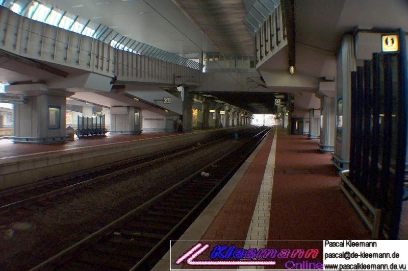 Keine Menschenseele, wo gibt's denn sowas? Im Bhf. KS-Wilhelmshhe am 08. 02. 2003