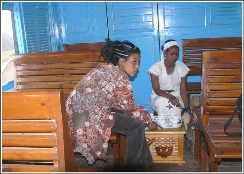 Keine Minibar mit Trolley wie hierzulande, dafr mit viel Liebe auf dem offenen Holzkohlenfeuer frisch gerstete Kaffeebohnen, die nach Beigabe von heissem Wasser und Zucker einen vorzglichen Kaffee abgeben. (28.10.2008)