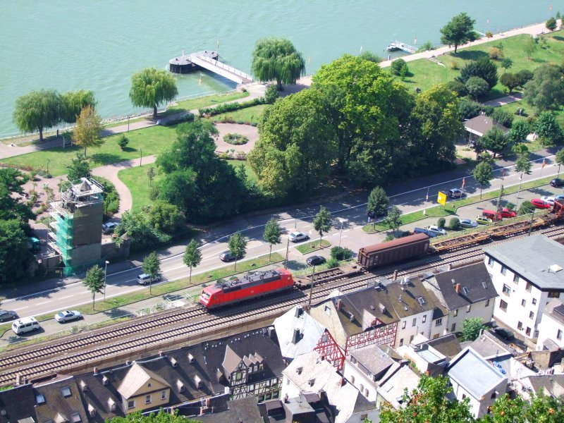 Keine Modellbahn, sondern die Ansicht aus der 160mtr. darberliegenden Marksburg im Bereich Braubach; 080828