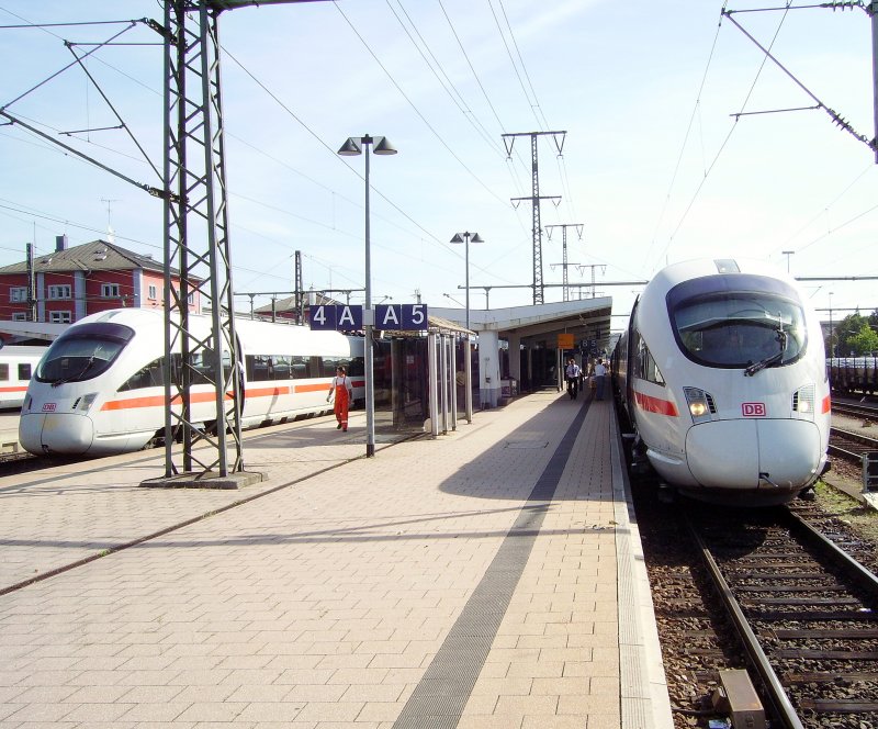 Keine planmige Aufstellung. Wegen einer Versptung von 15 Minuten des ICE 181 Stuttgart Hbf - Zrich HB (links, 411 081  Horb am Neckar ) kommt es zum Treffen mit ICE 282 Zrich HB - Stuttgart Hbf (rechts, 411 082  Mainz ) in Singen am Hohentwiel. 10.08.08
