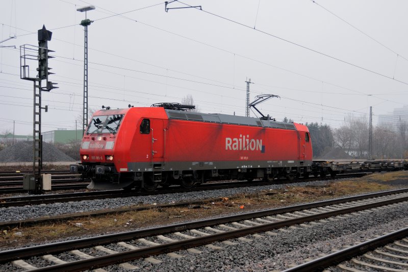 Keine zwanzig Minuten spter kam 185 185-6 mit einem leeren Containertragwagenzug zurck. (Feb. 2009)