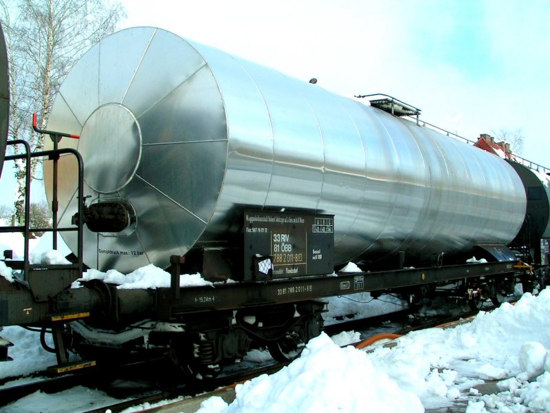 Kesselwagen(33817882011-8)steht zur Entladung bereit; Bhf RIED i.I.;060106
