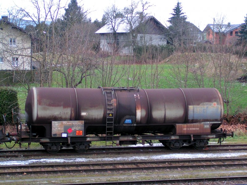 Kesselwagen(33857853056-4) mit Heimatbhf. St.Triphon steht am Bhf. Ried i.I. zur Entladung bereit; 081212