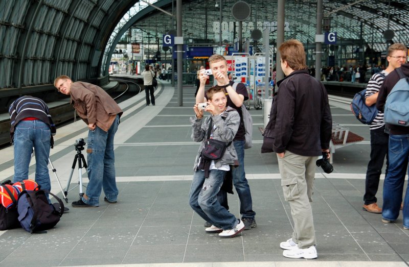 Kevin und mein Cousin Fabian stellen am 11.07.09 ihre Bahnsteig-Akrobatik unter Beweis! Auch Andy Hensel scheint nicht uninteressiert zu sein! Nun die Auflsung: beide haben eine Zugausfahrt gefilmt.