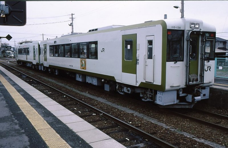 KI-HA 110, Nr.138 (KI キ  = Dieseltriebwagen, HA ハ  = mit gewöhnlichen / nicht zuschlagspflichtigen Sitzen). Die kräftigen, für steile Strecken geeigneten KI-HA 110 wurden ab 1990 für die Ostjapanische JR gebaut; Serie キハ110 mit 2 Führerständen, Serien キハ111 und キハ112 mit 1 Führerstand (112 ohne Toilette). Kami-Sugaya, 15.April 2003. 