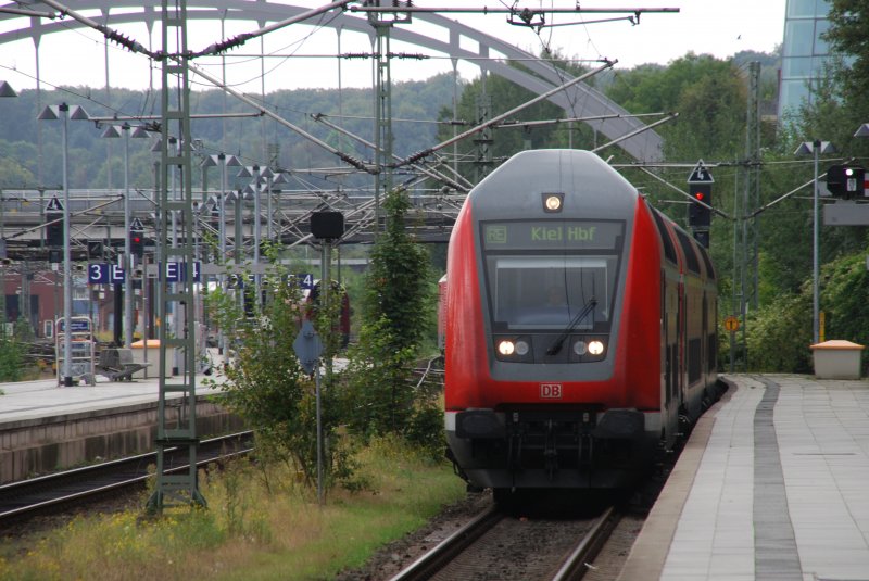 KIEL, 12.09.2009, ein Regionalexpress fährt in den Hauptbahnhof ein