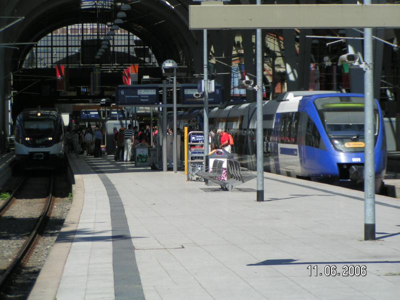 Kiel Hbf fest in Connex-Hand. Links ein VT 728 der Nord-Ostseebahn (NOB) und rechts ein Triebzug aus 2 zusammenhngenden Talent-Wagengarnituren der Connex-Tchter Ostseeland-Verkehr OLA (Mecklenburg-Vorpommern) und Interconnex, die offenbar fr den Einsatz in Schleswig-Holstein an die NOB ausgeliehen wurden.