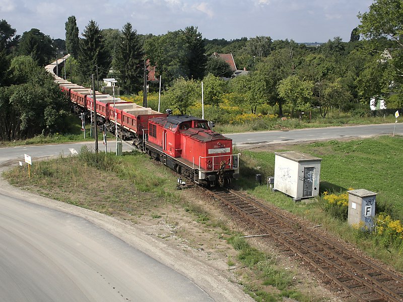 Kienberg (sdlich des Flughafens Berlin-Schnefeld):
Eine BR298 zieht einen lehren Schotterzug Richtung Grnau.
Fotopunkt ist hier die noch nicht in Betrieb befindliche Autobahnbrcke der neuen A113. 
Bemerkenswert ist auch, dass genau auf dieser Strecke die sptere Bahntrasse zum Flughafenbahnhof BBI langfhren wird.
(24.08.2007)