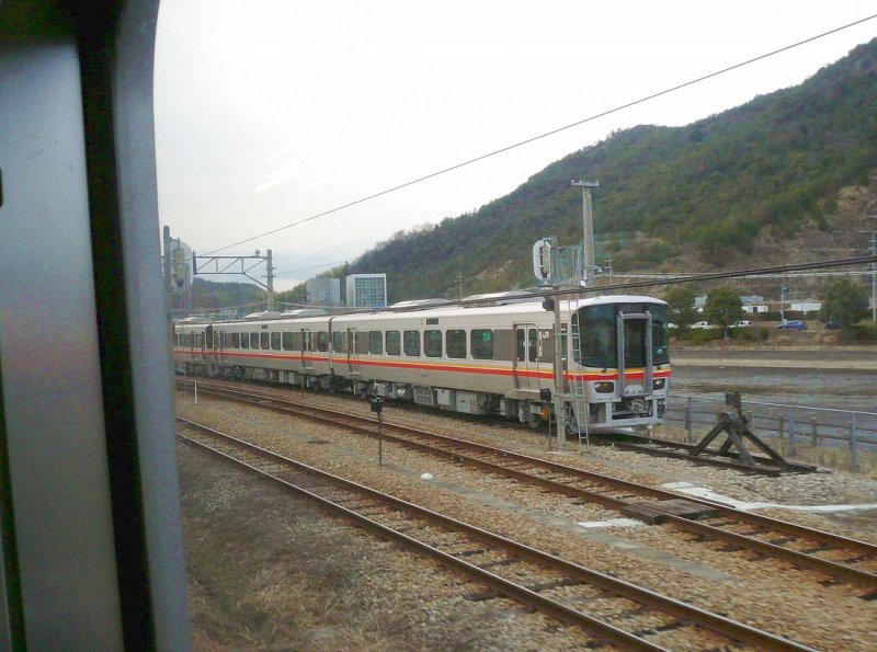 KIHA 127: Ganz neu auf JR West-Japan: KIHA 122 und KIHA 127. Diese Wagen sind gerade abgeliefert (ab Mitte 2008) und ab 14.März auf den Strecken ins westjapanische Hochland zum Einsatz gelangt. Serie KIHA 127 hat nur 1 Führerstand und besteht aus Wagen KIHA 127-0 mit und KIHA 127-1000 ohne Toilette. Bisher sind 6 Züge abgeliefert. Bild: KIHA 127-1008 in Yobe bei Himeji, 28.Februar 2009.