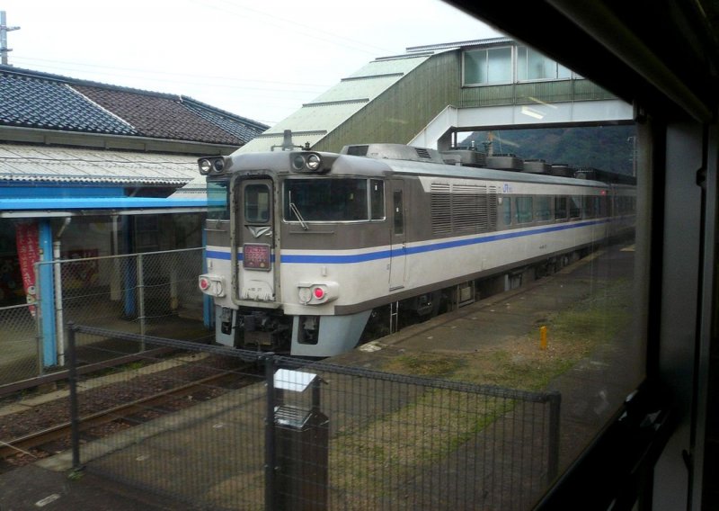 KIHA 181: Der westseitige Endwagen eines  Hamakaze -Zuges; KIHA 181-27 in Satsu am Japanischen Meer, 27.Februar 2009.
