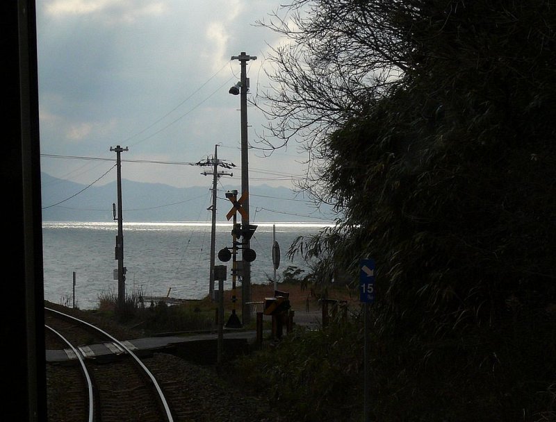 KIHA 187: Auf der Fahrt in einem KIHA 187-Dieseltriebwagenzug am Japanischen Meer zwischen Kamate und Iwami Tsuda, 1.März 2009. 