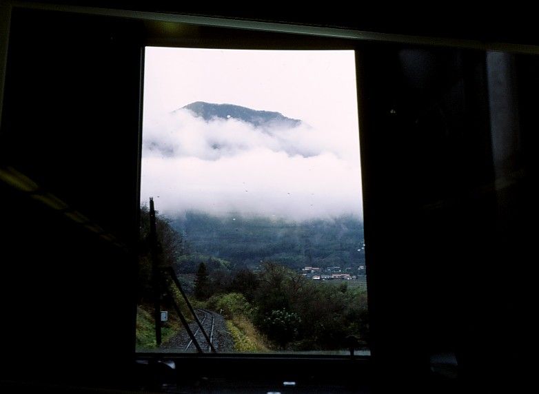 KIHA 187: Auf der Fahrt in einem KIHA 187-Dieseltriebwagenzug über den Pass von Masuda am Japanischen Meer nach Shin Yamaguchi auf der Pazifik-Seite. Auf der Steilrampe zwischen Masuda und Tsuwano, 7.Dezember 2002. 