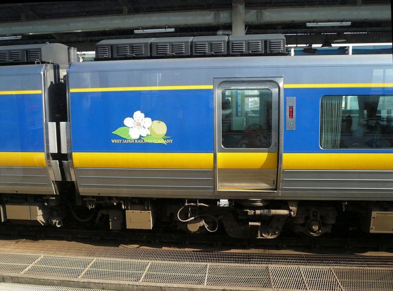 KIHA 187: Detail des Zuges KIHA 187-11. Ein internationaler  touch  wird dem Zug verliehen durch die Eigentumsangabe auf Englisch. Tottori, 28.Februar 2009. 