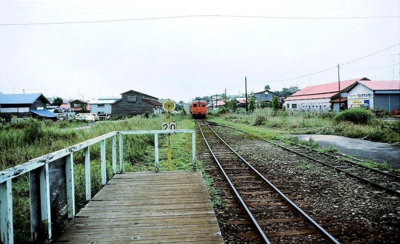 KIHA 22: Das Endstück der Linie auf die Shimokita-Halbinsel führt quer über die Halbinsel und an die Ostküste nach Ôhata; man hatte schon Teile der Fortsetzung bis zur äussersten Spitze der Halbinsel gebaut. 1985 wurde diese Strecke an die regionale Busgesellschaft abgegeben und 2001 stillgelegt; die drei KIHA 22 der Strecke sind dank Eisenbahnfreunden erhalten geblieben. Hier erreicht noch zu Staatsbahnzeiten KIHA 22 325 die heruntergekommene Station Ôhata, 2.September 1983.