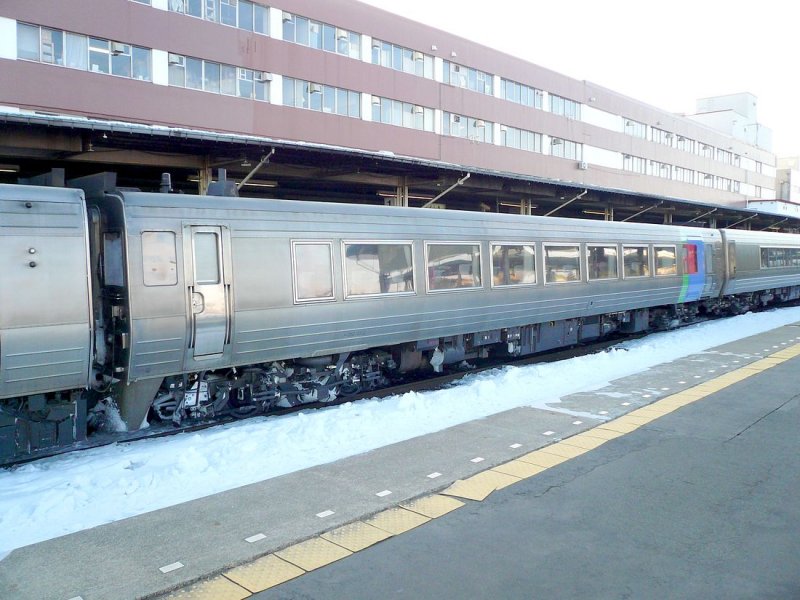 KIHA 283: alle Wagen dieser Züge sind motorisiert, und einige haben auch einen Führerstand, wie hier der KIHA 282-2002. Kushiro, 18.Februar 2009. SEKISHÔ-LINIE/NEMURO-HAUPTLINIE 