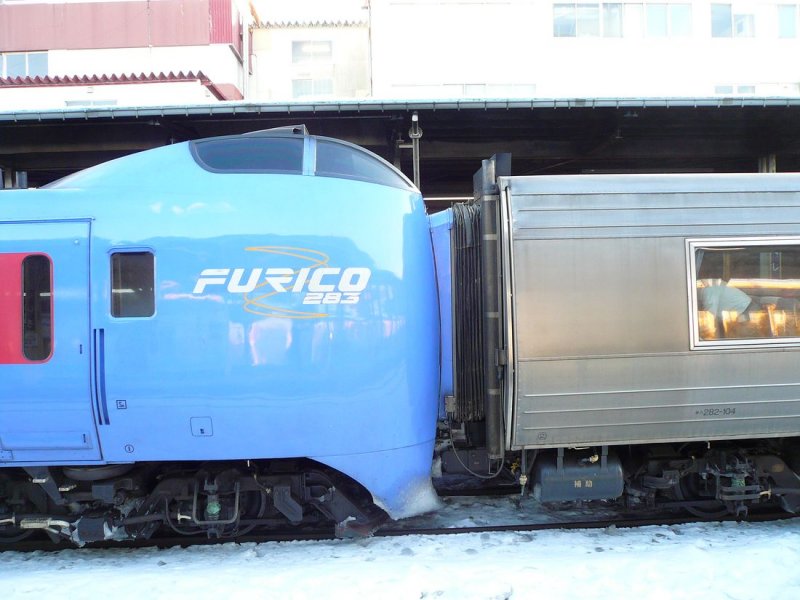 KIHA 283: Die Verbindung zwischen dem Hauptzug (mit KIHA 283-20) und dem Zusatzmodul (mit Wagen KIHA 282-104). Kushiro, 18.Februar 2009. SEKISHÔ-LINIE/NEMURO-HAUPTLINIE 