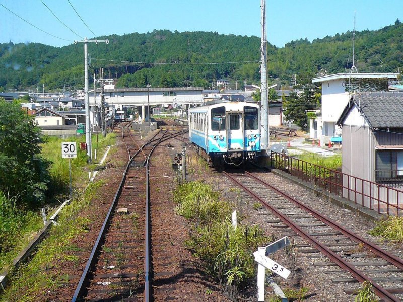 KIHA 32: Bei der Einfahrt in die Station Kubokawa in Süd-Shikoku begegnet auf dem dortigen Abstellgleis KIHA 32 3. 19.September 2009. 