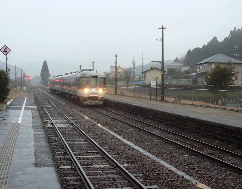 KIHA 85 (キハ８５): 80 Wagen dieses Typs wurden 1989-1992 für Expresszüge auf den nicht elektrifizierten Strecken Zentraljapans gebaut. Die Grundformation ist: Endwagen KIHA 85-1100 mit Uebergang, Zwischenwagen KIHA 84, Endwagen KIHA 85-0 ohne Uebergang. Bild: Ein Zug im verregneten Takihara, vorn der Endwagen mit Uebergang, 24.Februar 2009. 