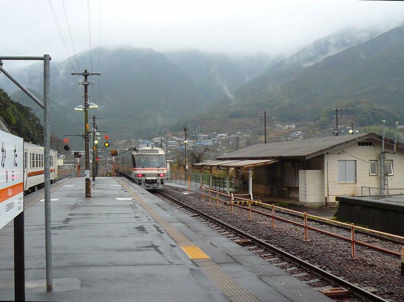 KIHA 85 (キハ８５):　Richtung Süden haben die Endwagen dieser unsymmetrischen Züge keine Uebergänge. Durchfahrt eines Zuges in Kata, einer Bucht am Pazifik. 24.Februar 2009.