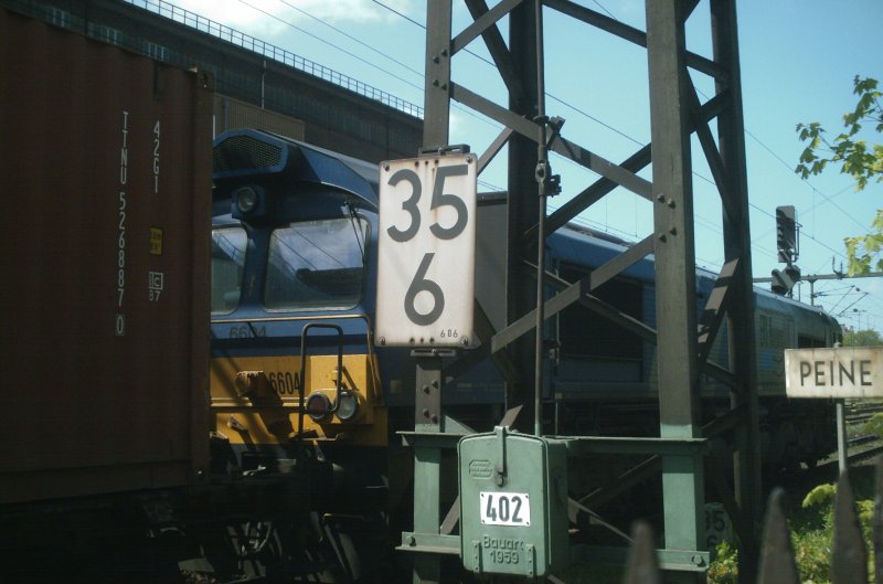 Kilometerschild im Bf Peine mit Ambiente