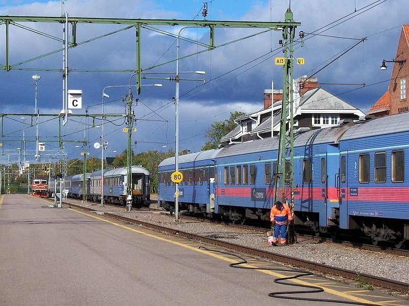 Kiruna am 06.09.2007 14:00 Uhr: Vorn Personenzug von/nach Lulea, hinten Nachtzug von/nach Stockholm, beide Z�ge konnten wegen der Entgleisung eines Erzzuges 50 km n�rdlich von Kiruna und Streckensperrung f�r 2 Tage nicht weiter fahren, sie endeten hier, weiter Busersatzverkehr. 