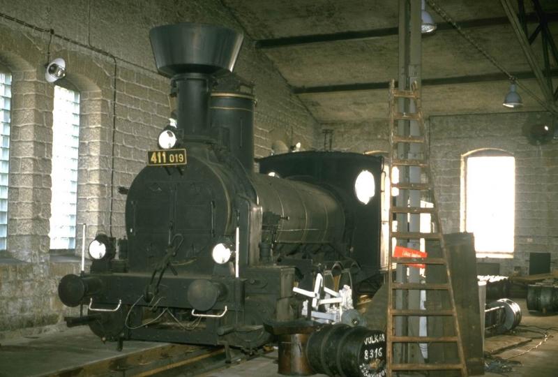 kkStB Lok 171.20(1873)ex.Wien-Decin CSD Nummer 411 019 im Juni 1984 im Lokschuppen von Korenow (Nordbhmen)Spter strzte das Dach des Schuppens wegen zu hoher Schneelast ein und ist seitdem  eine Ruine.Die Lok ist jetzt im Besitz des Eisenbahnmuseums Jaromr(Archiv P.Walter)