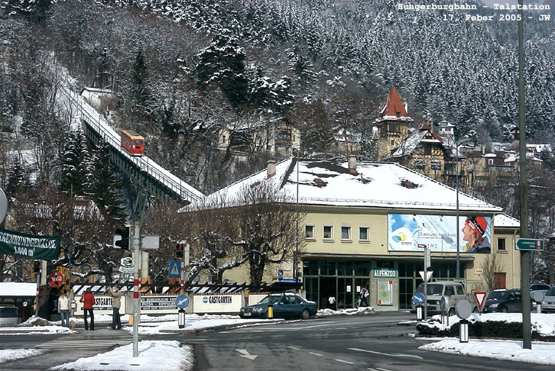 Klassische Hungerburgbahn - errichtet 1906 - im Feber 2005 noch in Betrieb. Dieses ist die Talstation, umgebaut anllich der Generalsanierung der Bahn Mitte der Fnfziger Jahre, bei der Kettenbrcke, schn zu sehen die sthlerne Innbrcke mit einem der beiden Wagen (deren Baujahr: 1982). Mittlerweile ist die Bahn abgetragen, nur die denkmalgeschtzten Teile, d.s. die Innbrcke und ein aus Beton bestehender Viadukt aus der Bauzeit, und die Talstation stehen noch. 17. Feber 2005 kHds