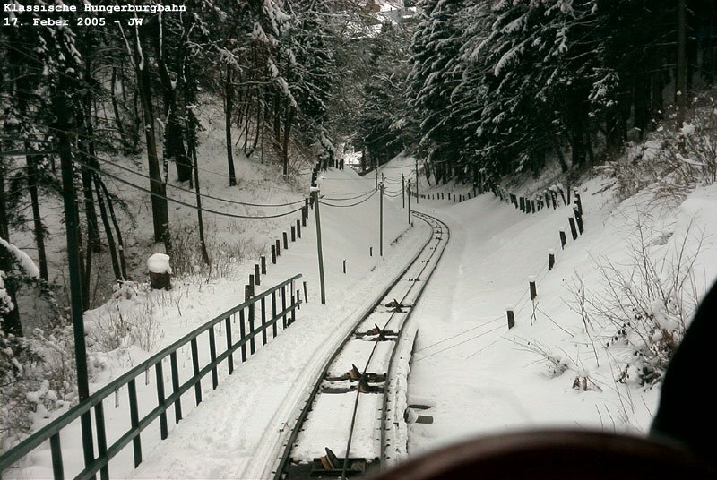 Klassische Hungerburgbahn - nahe dem unteren Ende des Betonviaduktes betritt Wagen 1 den Einschnitt, in dem auch die Ausweiche liegt (lag). 17. Feber 2005 kHds