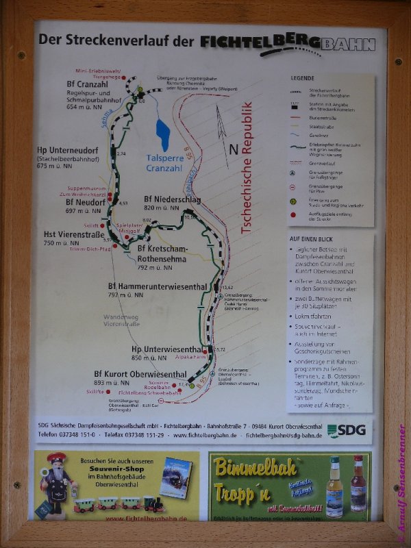 Klassische Werbung: Streckenverlauf der Fichtelbergbahn Cranzahl-Oberwiesenthal im Holzrahmen im Personenwagen der SDG-Fichtelbergbahn.
11.05.08 

