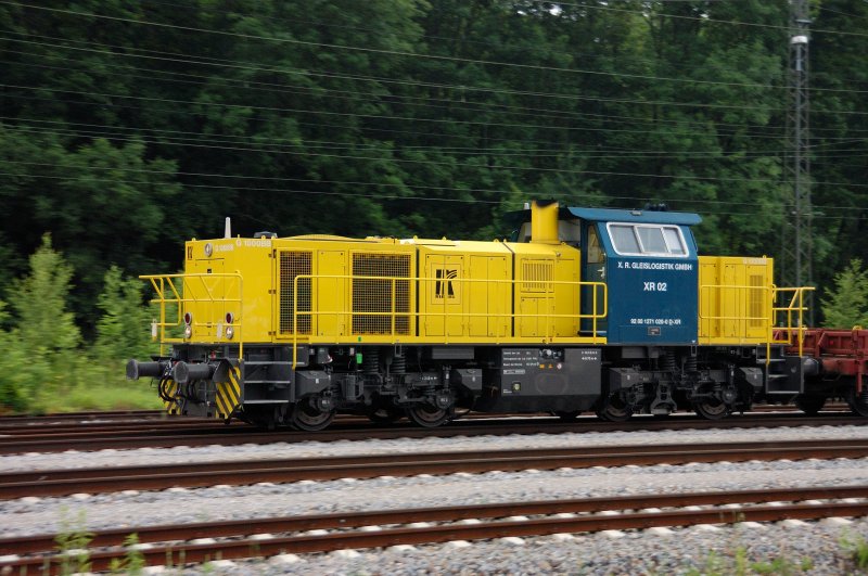 Klassischer Mitzieher: Mit einem Hllentempo jagt XR 02 (1271 020-0) der X.R.Gleislogistik GmbH, Augsburg zu... Am Haken 4 Rungenwagen. Aufgenommen an der KBS 980 am 24.06.2008 kurz vor Offingen.
