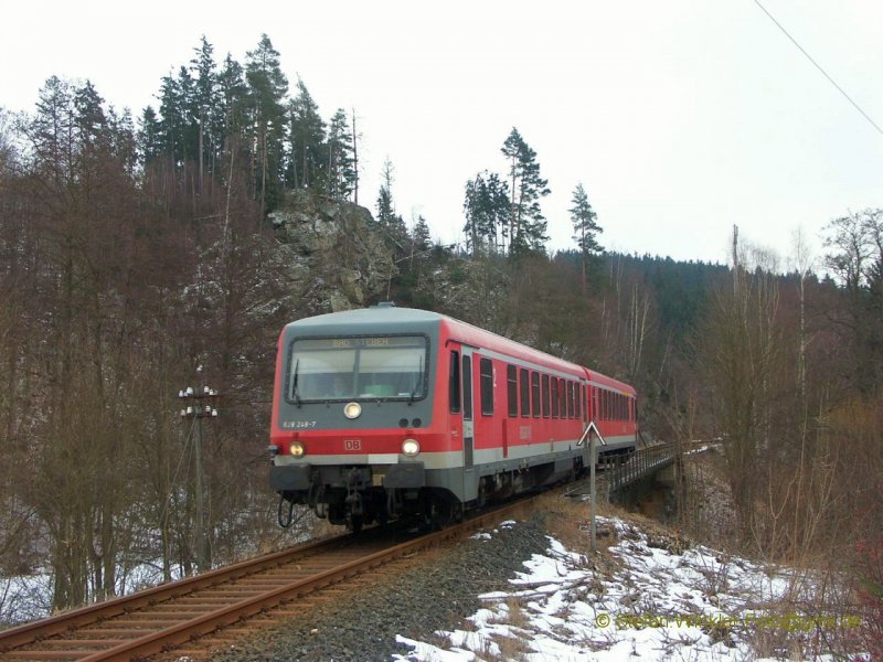 Klassisches Motiv von der Strecke Hof - Bad Steben: Der  weisse Felsen  kurz vor dem BÜ bei Marxgrün. Der 628.2 des Bh Hof hat gerade die Selbitzbrücke überquert, dahinter erhebt sich der erst vor einigen Jahren freigeholzte Felsen. Diese Brücke ist vmtl. einziges Hinderniss für eine hohe Streckenklasse. Bis Naila ist die Str. jedenfalls für 20 to freigegeben. Solche Eckdaten sind wichtig für den Verein HOELLENNETZ e.V., der sich für Reaktivierung der in Marxgrün abzweigenden Höllentalbahn nach Thüringen hinüber einsetzt. Dann könnte man hier auch wieder einen Güterzug erleben.... Oder gar einen Touristigzug mit Dampf?
