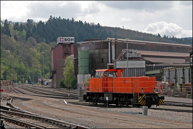 Klein aber fein: Die KSW hat im Industriegebiet Siegen-Eintracht ihre Werkstatt und eine Tankstelle. Lok45 (G1204) steht auf dem Betriebsgelnde. Im Hintergrund sind die Anlagen des Stahlwerkes der BGH Siegen zusehen. (Aufgenommen von der Landstrae) (03.05.2008)
