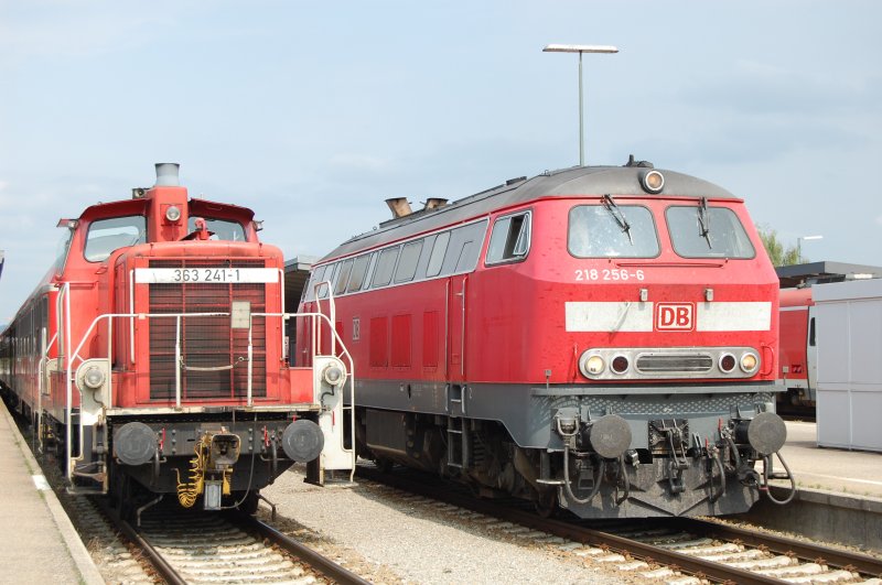 Klein- und Grodiesel eintrchtig nebeneinander am 21.8.2009 in Kempten. Whrend sich 218 256-6 gerade von ihrem Zug absetzt, wartet 363 241-1 noch auf Rangiererlaubnis. 