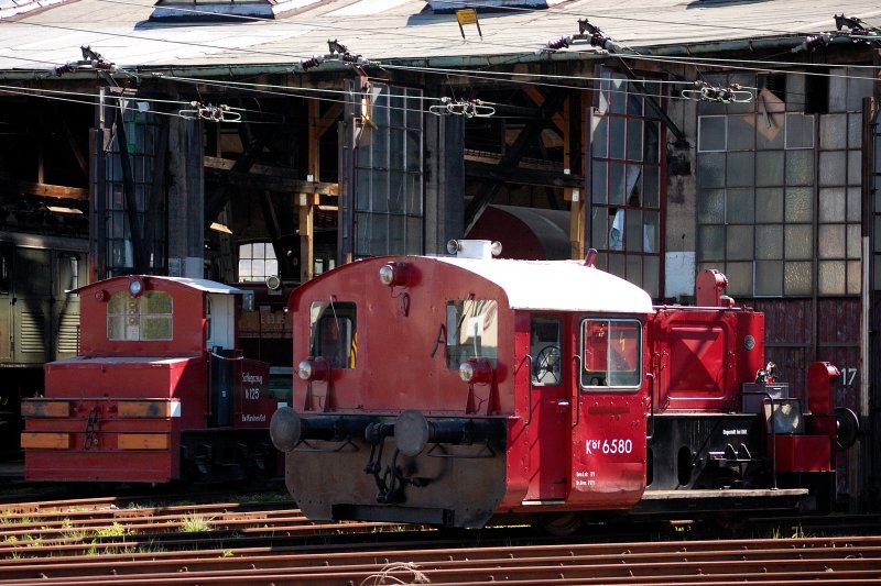 Klein-Lok-Intermezzo vor dem Rundhaus Europa: Eine Kf und ein Akkuschlepper in der wrmenden Sonne.
