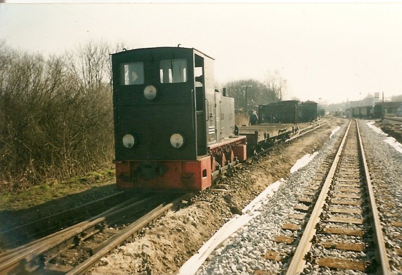 Kleindiesellok Kf 6003 im April 1999 bei Rangierarbeiten in Putbus.
