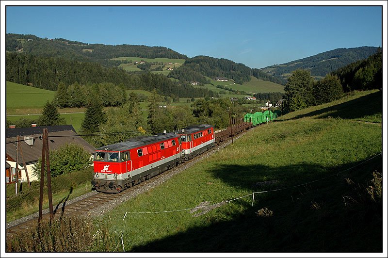 Kleine Dampfpause, aber keine Angst, ich habe noch nicht alle Bilder von unserer Deutschlandreise fertig nachbearbeitet. Machen wir einen Sprung in die Obersteiermark, genauer gesagt an die KBS 620 ber den Obdacher Sattel.  Durch ein erhhtes Frachtaufkommen der im Raum Bad St. Leonhard – Wolfsberg angesiedelten Holzindustrie sowie der Sperre der Lavanttalbahn zwischen Vlkermarkt-Khnsdorf und Klagenfurt wurden im September zustzliche Zge in Verkehr gesetzt. Mangels Verfgbarkeit an Maschinen der Rh 2016 wurden einige 2143er von Wiener Neustadt ausgeliehen und stehen seither im obersteirischen Raum im Einsatz. Am 13.09.2007 wurde zustzlich der Verschubgterzug von Zeltweg nach Obdach mit einem 2143er-Tandem bespannt. Das Foto zeigt 2143.064 und 2143.044 mit dem VG 74565 kurz vor der Einfahrt in den Bahnhof Obdach.