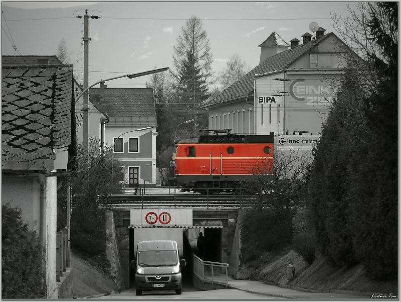 Kleine Impression der E-Lok 1044 120 welche mit EC 32 von Villach nach Wien fhrt.
Zeltweg 29.2.2008