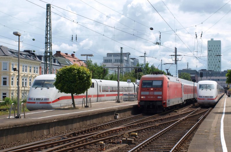 Kleine Parade in Hamburg-Altona am 21.06.09. Links steht ICE 882 aus M�nchen Hbf, in der Mitte 101 065-1 mit AZ 13393 nach Trieste Centrale und rechts der ICE 797 nach Berlin-S�dkreuz.