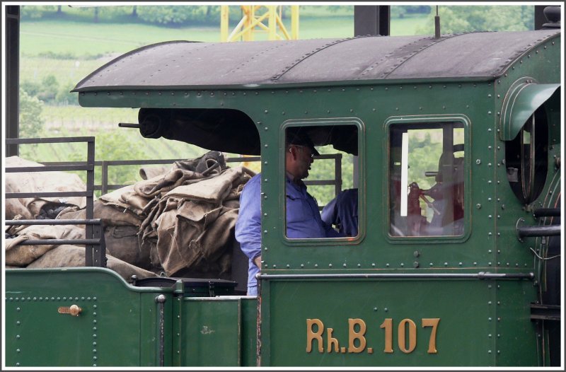 Kleine Pause im Fhrerstand der G 4/5 107  Albula  in Untervaz-Trimmis. Die Kohle wird hier abgefllt in Scken mitgefhrt. (24.05.2008)