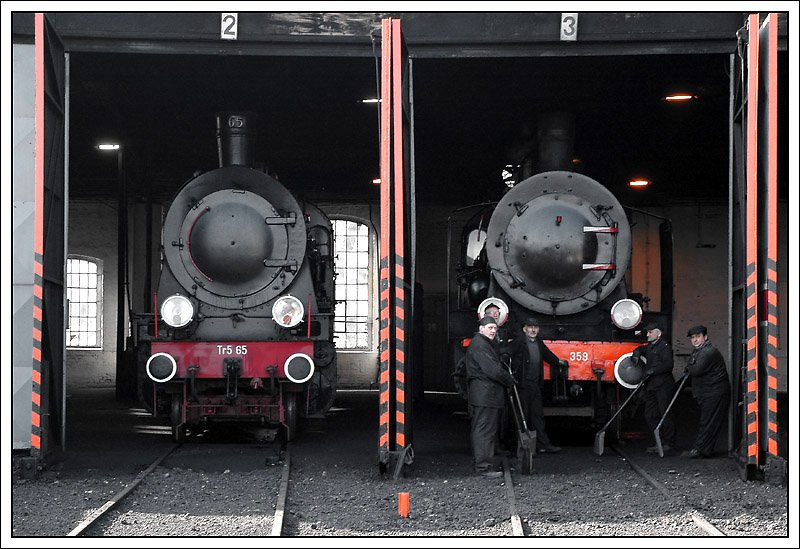 Kleine Pause und posieren fr den Fotografen. Tr5-65 neben Ok1-359 im Schuppen in Wolzstyn am 2.5.2008.