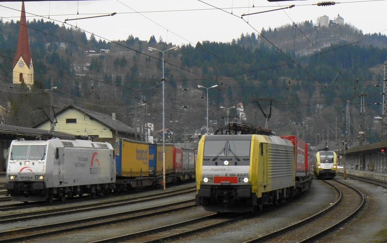 Kleine Privatbahnparade im Mrz 2008 in Kufstein:
(von l. nach r.):
185 539 TX Logistik am  transped -KLV
189 930 von RTC/Lomo am Winner-KLV
182 501 (mittlerweile schwarz) steht solo da (Lomo/RTC). Ein weiterer Lomo/RTC-Taurus versteckt sich hinter den ganzen Zgen sowie eine 1144 und 185 518  TXL Rostock Port 