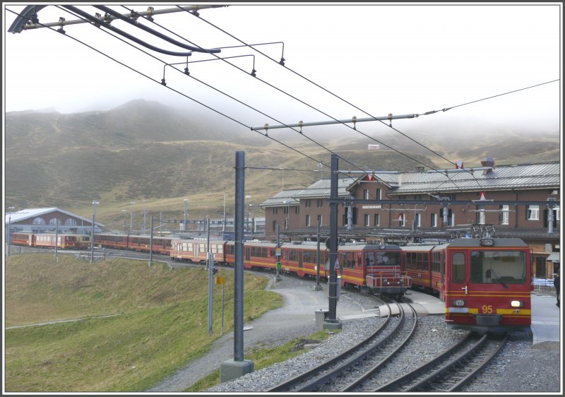 Kleine Scheidegg Bahnhofsteil der Jungfraubahn mit Frontansicht des Zekt 95. (11.10.2007)
