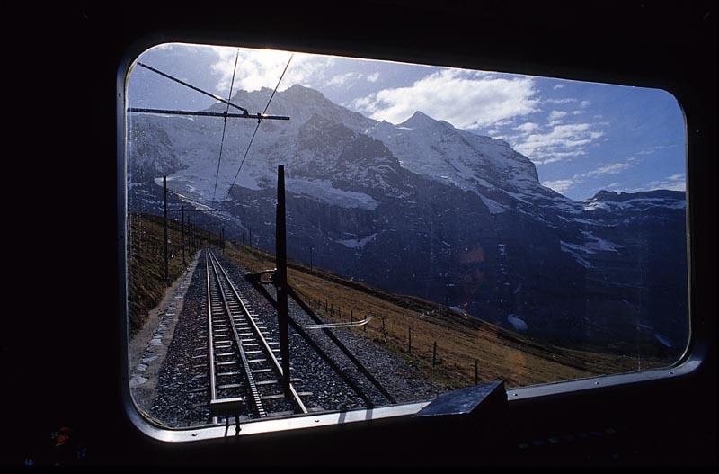 Kleine Scheidegg - Eigergletscher, Fhrerstandssicht.
Die Zahnstange ist nach einer Oberbauerneuerung nicht mehr aus einer Kopfschiene, sondern aus Vierkantmaterial gefrst.