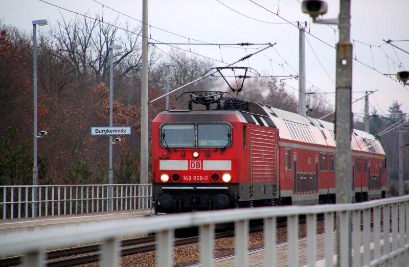 Kleine Spielerei: 143 026 erreicht mit der RB nach Halle(S) Hbf den Bahnhof Burgkemnitz. Wie findet ihr das Bild???