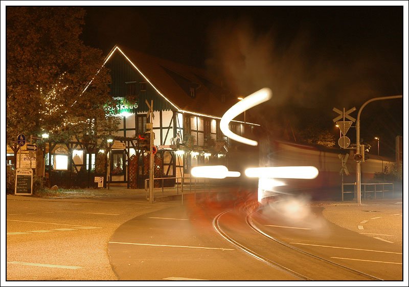 Kleine Spielerei mit einer Langzeitbelichtung am 8.10.2007. Das Foto zeigt den letzten Zug vom Brocken nach Wernigerode in Wernigerode Westerntor.