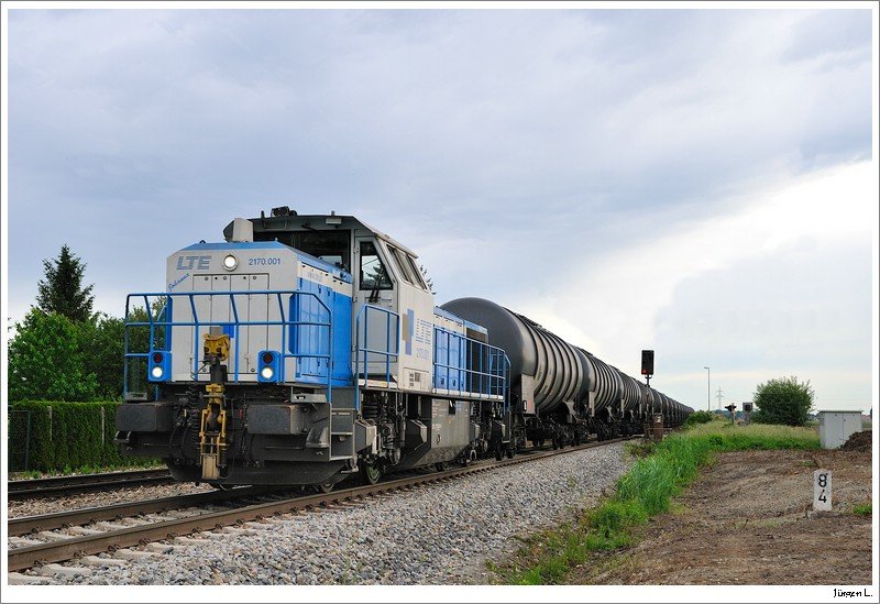 Kleine Trumerei: LTE 2170.001 bringt den Kerosinzug ber die nicht elektrifizierte Strecke Gramatneusiedl-Ebenfurth-Wr.Neustadt. Mitterndorf/Fischa, 22.05.2009