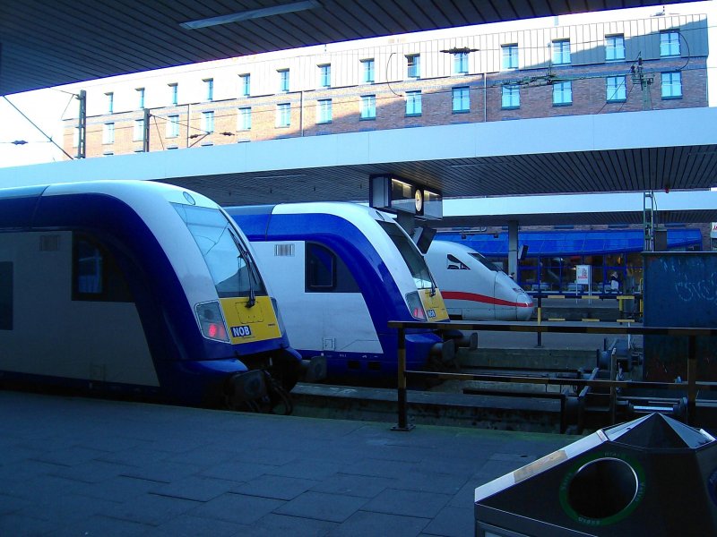 Kleine Zugparade am 2.01.09 in Hamburg-Altona: links die NOB 80518 nach Westerland (Sylt), mitte die NOB 80517 aus Westerland (Sylt) und rechts der ICE 681 nach Mnchen Hbf.