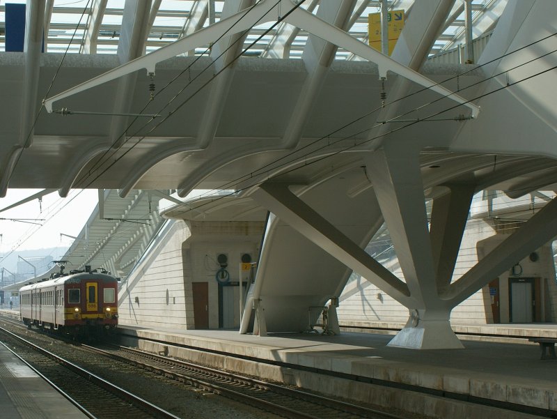 Kleiner alter Zug trifft im neuen grossen Bahnhof ein.
Lige, 30.03.2009 