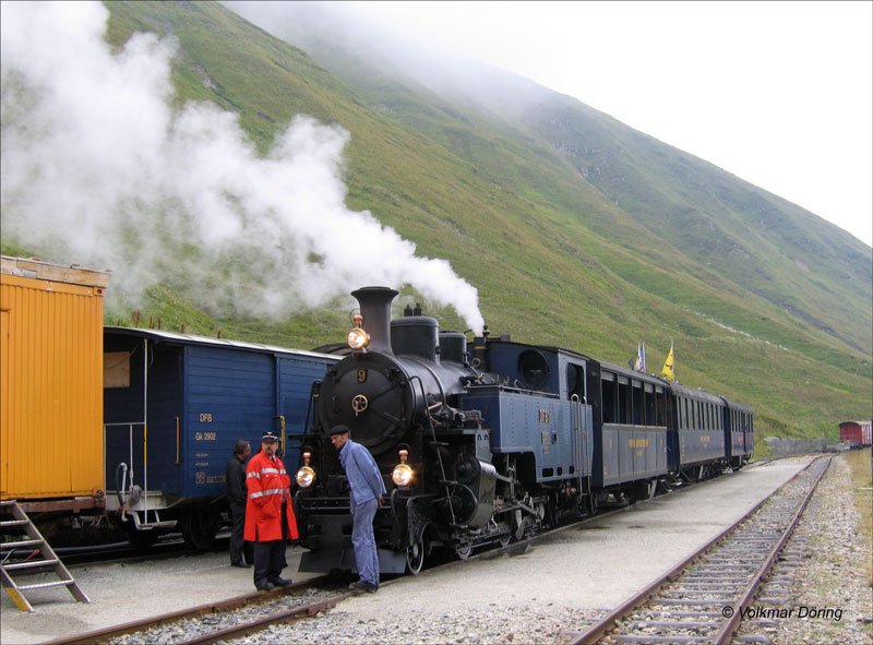 Kleiner Disput der Personale an der DFB Zahnrad-Dampflok HG 3/4  Lok 9  Gletschhorn  mit dem Nostalgiezug in Station Furka. - 13.08.2005
